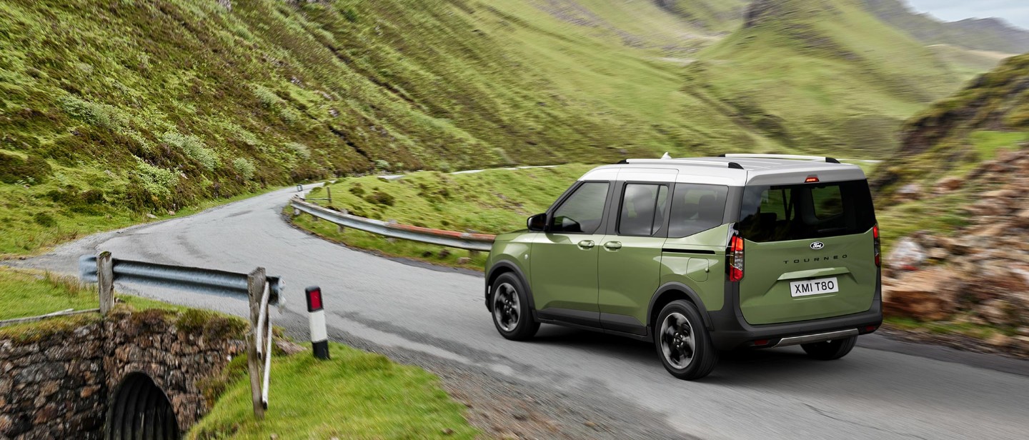 ford-tourneo-eu-Billboard_Desktop_Active_Green_Rear-21×9-2160×925-BB.jpg.renditions.original