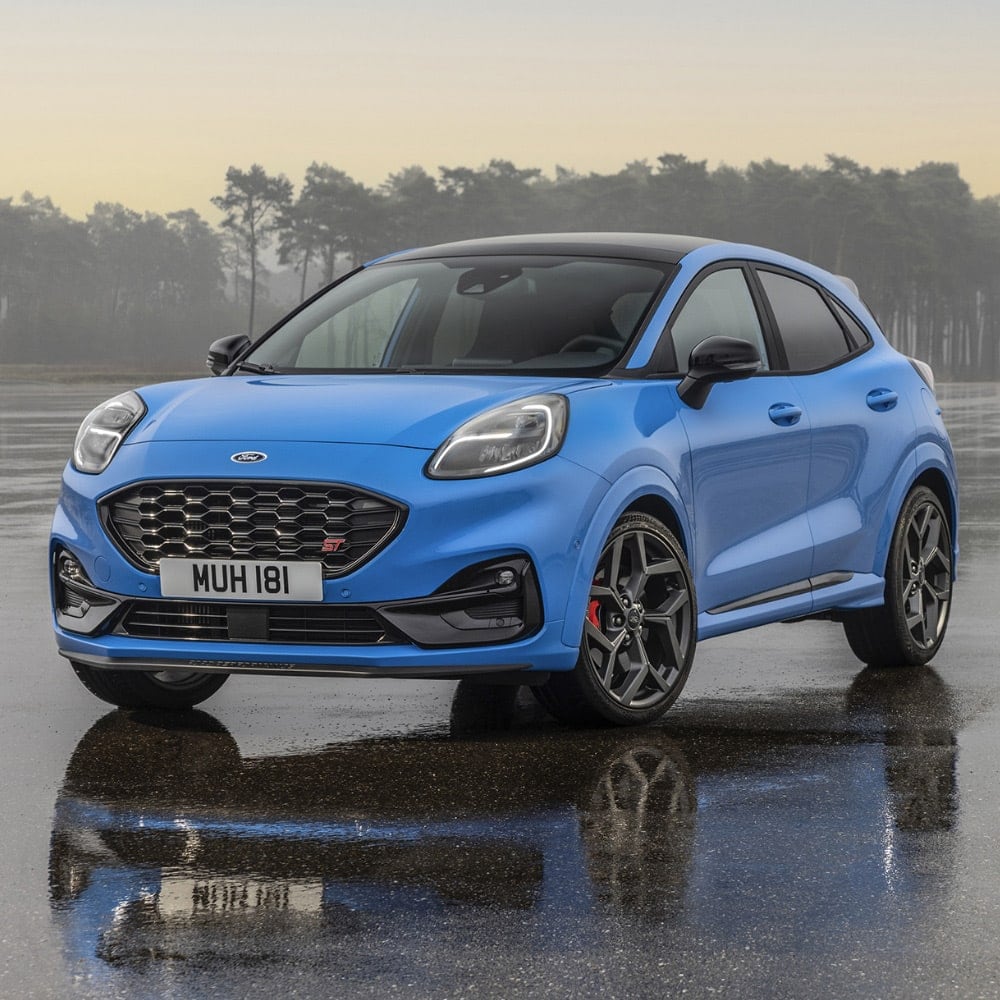 ford-puma-de-2023_FORD_PUMA_ST_5-1×1-1000×1000-ic-blue-ford-puma-st-parked-near-trees nuova ford puma