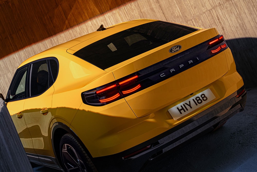 ford-cx740l-eu-19_CX740L_TAIL_LIGHT_DYNAMIC_CC-3×2-1000×667-detail-on-rear-with-braking-light-active auto più vendute