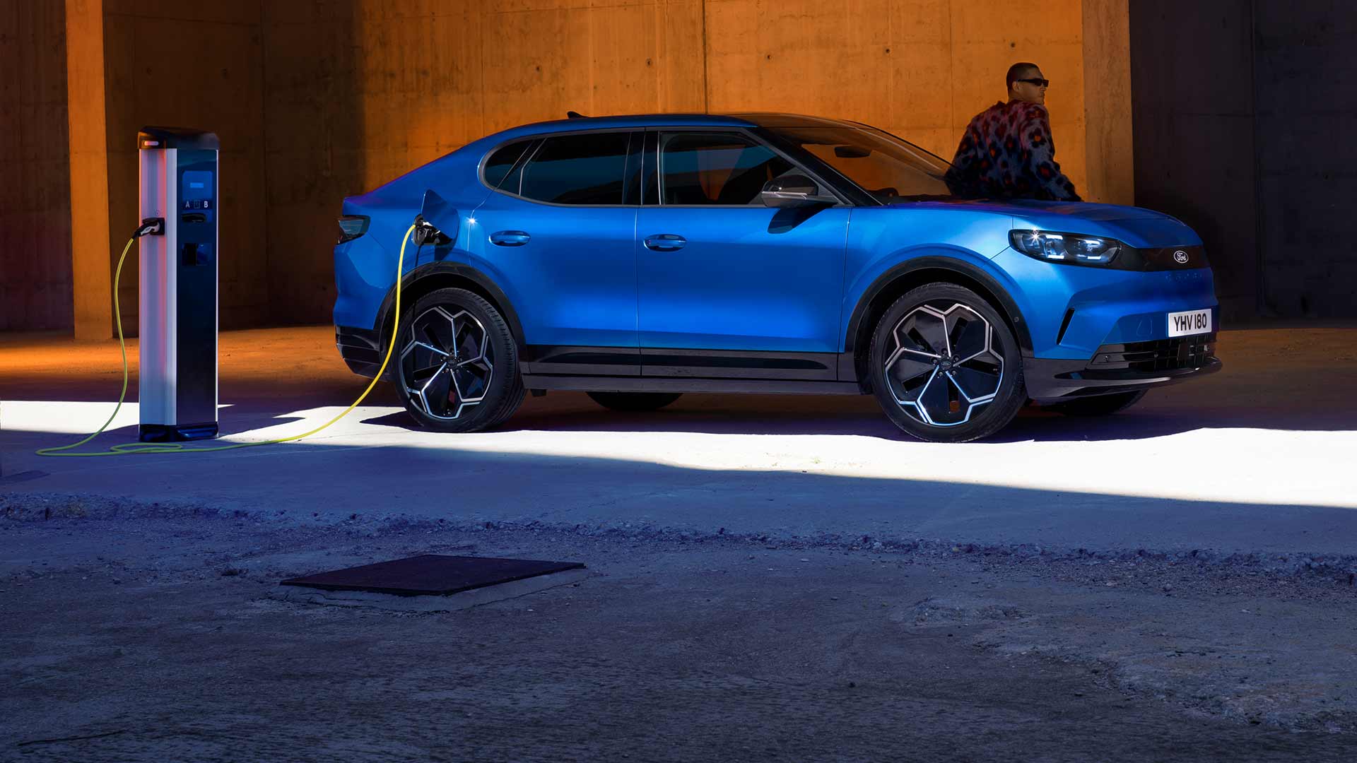 ford-cx740l-eu-CX740L_CHARGING_HERO_Talent_LARGE_CARD-16×7-1440×630-side-view-of-blue-cx740l nuova ford capri